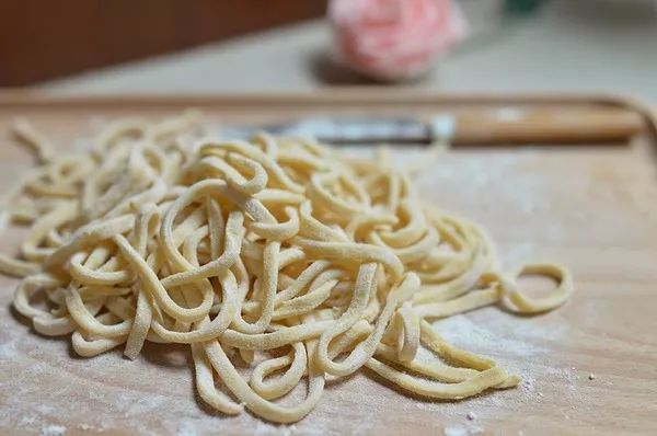 自制手工面做法_如何做手擀面条_手工面制作教程