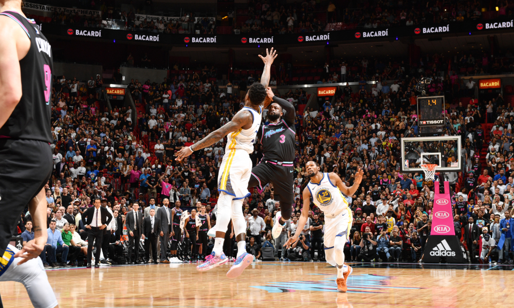 nba历史十大压哨绝杀 第二球杰里韦斯特开挂了!!_NBA压哨绝杀历史记录_迈克尔-乔丹压哨绝杀记录