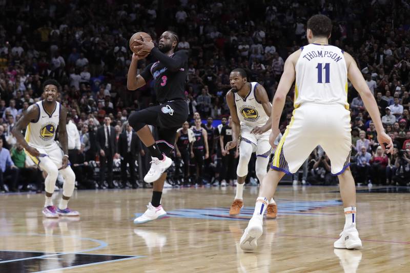 nba历史十大压哨绝杀 第二球杰里韦斯特开挂了!!_NBA压哨绝杀历史记录_迈克尔-乔丹压哨绝杀记录