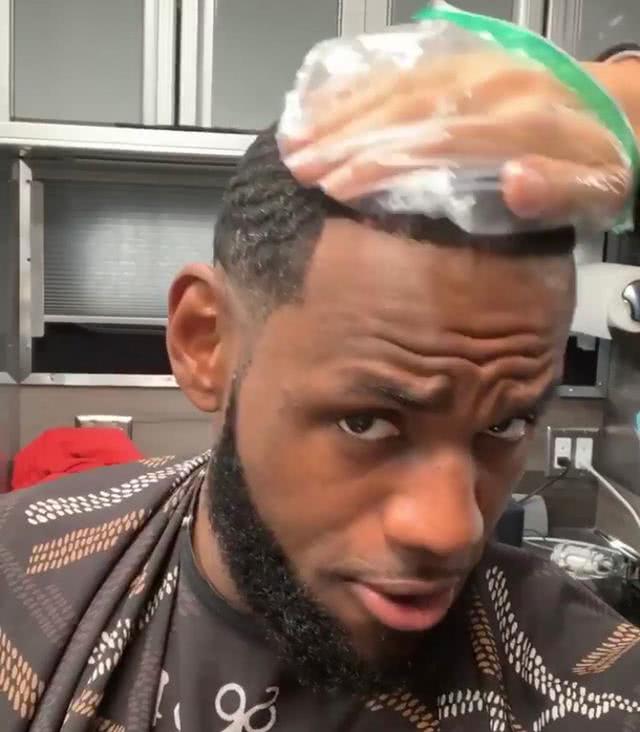 詹姆斯的身高_NBA球员身高变化_詹姆斯身高更新