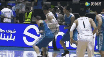 篮球的合理冲撞区__ NBA无撞人半圆区规则 