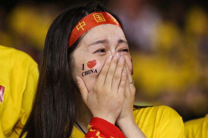 国足输球球迷流泪_国足球迷泪洒现场_国足球迷流泪图片
